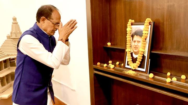 मुख्यमंत्री श्री चौहान ने पूर्व केंद्रीय मंत्री स्व. सिंधिया की पुण्य-तिथि पर किया नमन